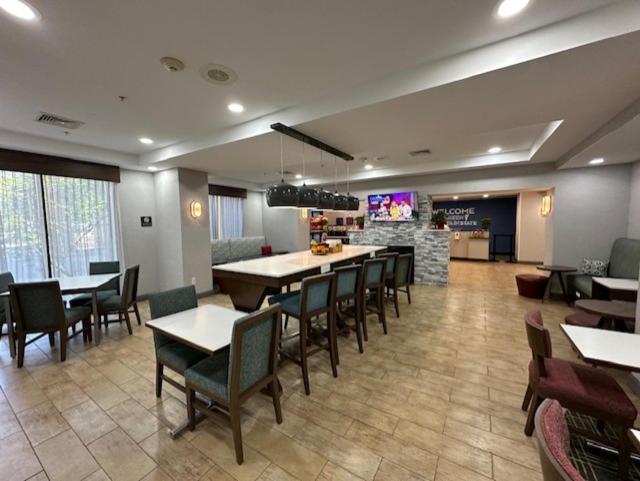 Отель Hampton By Hilton Братлборо Экстерьер фото